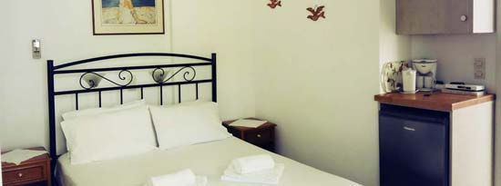 Δίκλινο δωμάτιο με μεταλλικό κρεβάτι στα δωμάτια Λεμονιά στη Σίφνο