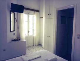 Δίκλινο δωμάτιο με μεταλλικό κρεβάτι, στα δωμάτια Λεμονιά στη Σίφνο