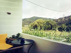 Μπαλκόνι με θέα στον Πλατύ Γιαλό