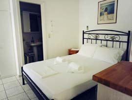 Δίκλινο δωμάτιο με μεταλλικό κρεβάτι