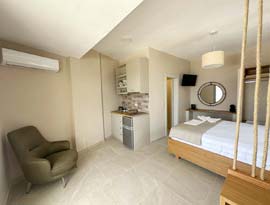 Δίκλινο δωμάτιο με διπλό κρεβάτι στα δωμάτια Λεμονιά στη Σίφνο