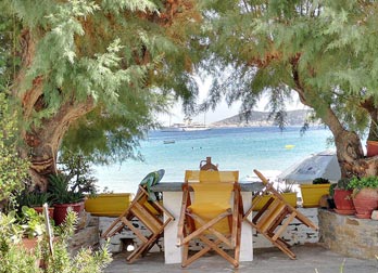 Η αυλή στα δωμάτια Λεμονιά δίπλα στη θάλασσα