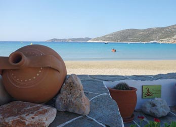 Η παραλία Πλατύς Γιαλός στη Σίφνο