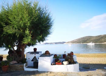 Η παραλία Πλατύς Γιαλός στη Σίφνο