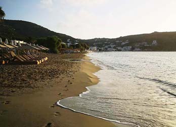 Η παραλία του Πλατύ Γιαλού στη Σίφνο