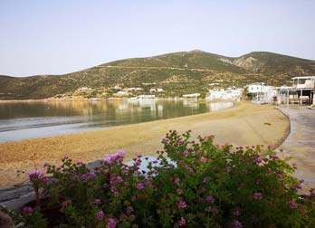 Η παραλία Πλατύς Γιαλός στη Σίφνο