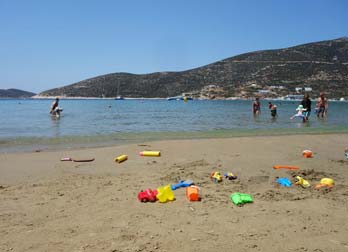 Η παραλία του Πλατύ Γιαλού στη Σίφνο